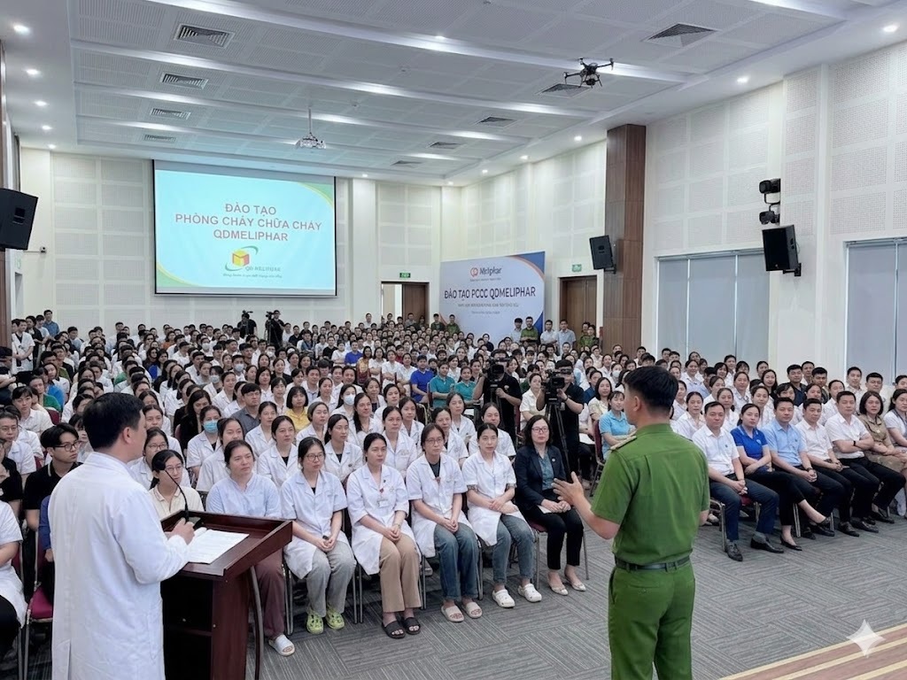 Cán bộ chiến sĩ Công an hướng dẫn lý thuyết PCCC cho nhân sự QD-Meliphar